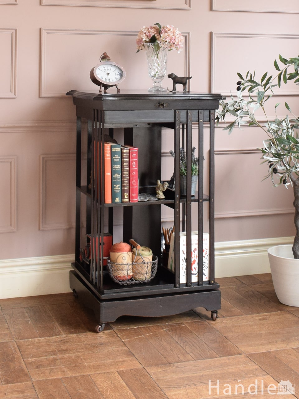 大切なものを入れる鍵付きの宝箱が付いた、クルクル回転する