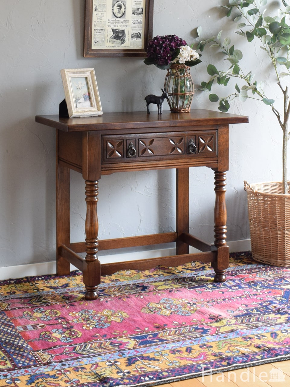 アンティークのコンソールテーブル、マホガニー材の高級感漂う英国の