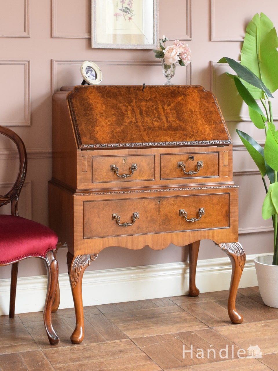 フランスのおしゃれなアンティーク収納付きデスク、美しい猫足の