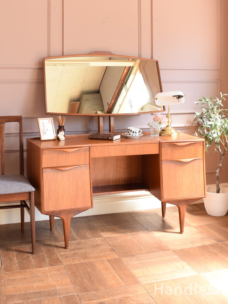 北欧スタイルのヴィンテージ家具、G-planの三面鏡ドレッサーチェスト(x