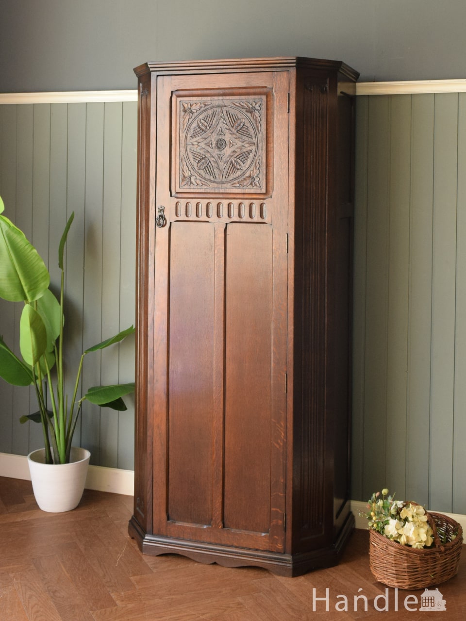 イギリスから届いたアンティークの棚付き収納家具、たっぷり収納できる