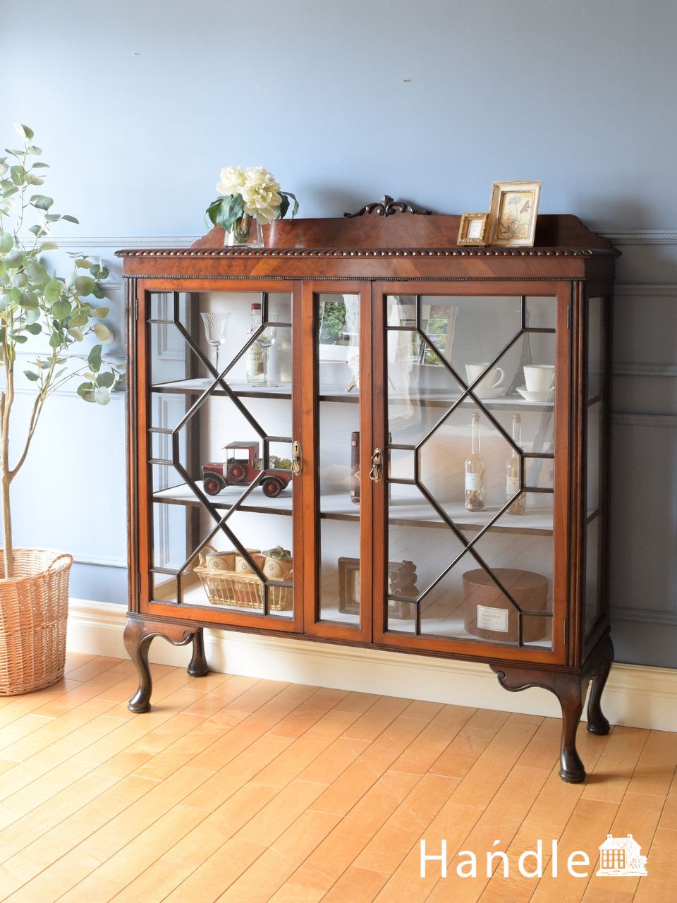 英国アンティークの美しいショーケース、シノワズリデザイン扉のガラス