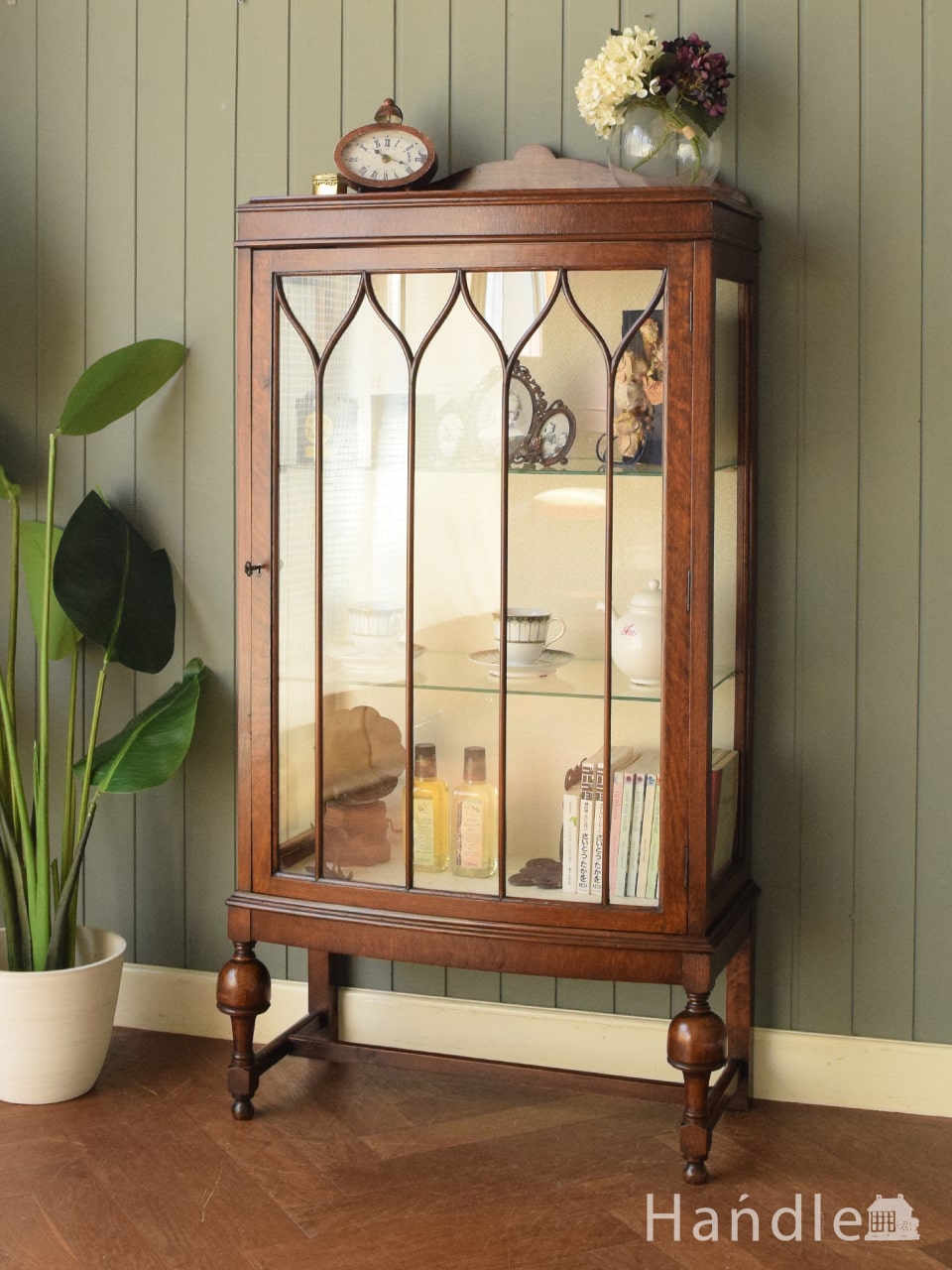美しい英国アンティークのショーケース、ポインテッドアーチのガラス扉