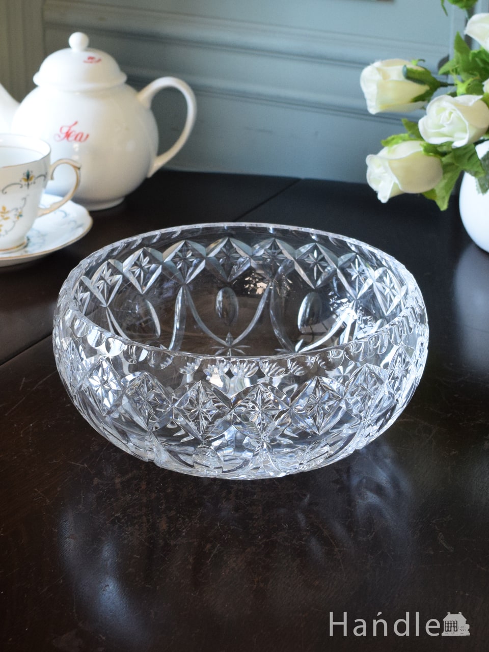 アンティークガラスの食器、型押し模様がキラキラ輝くアンティーク