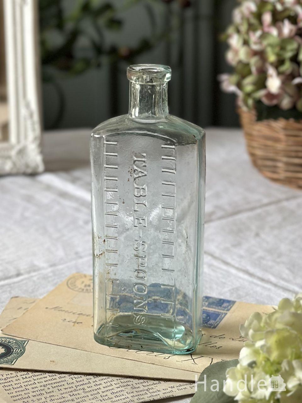 アンティークのおしゃれなガラスボトル、イギリスで見つけたエンボス