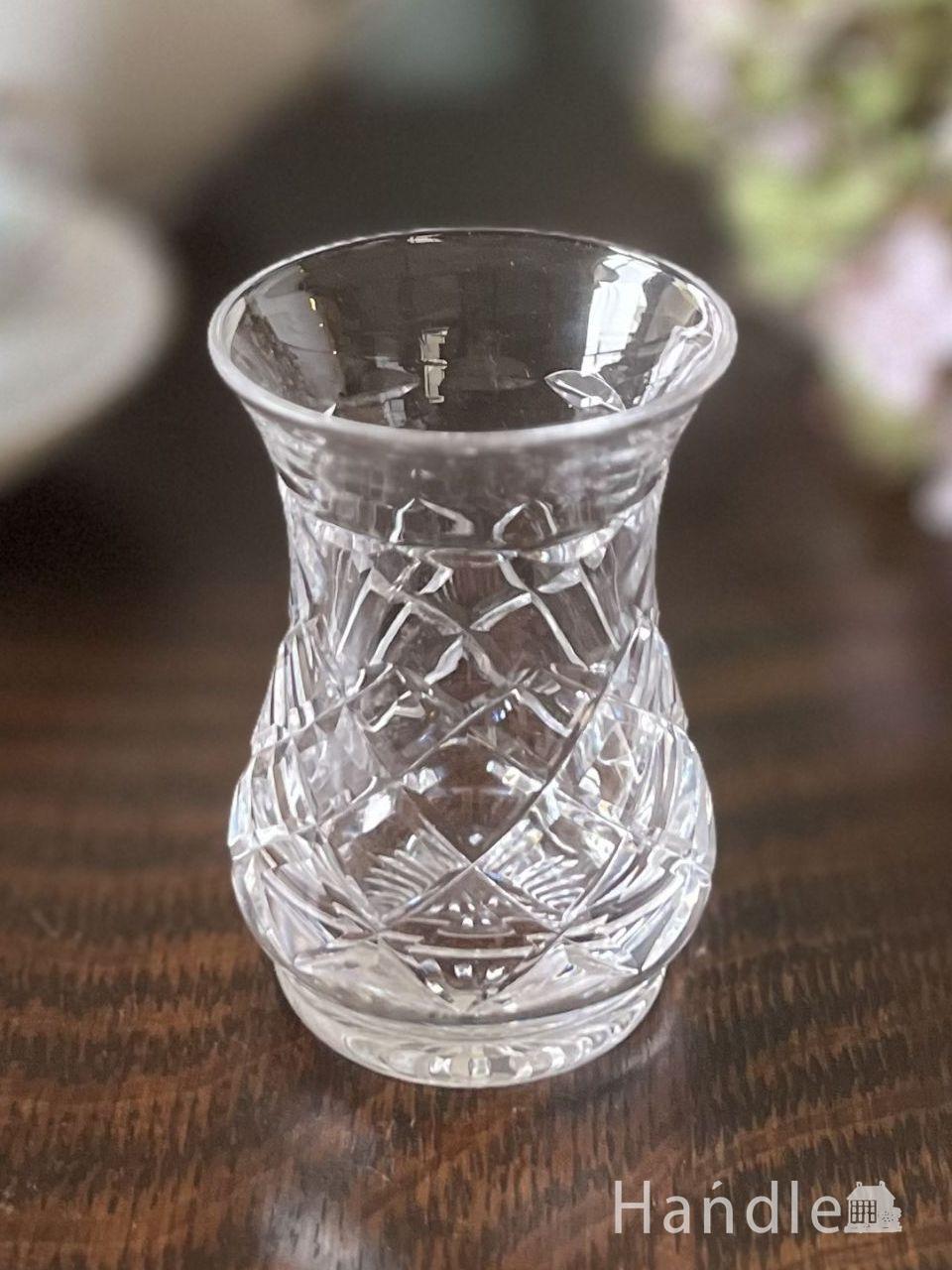 幾何学模様の型押しがカッコいい花瓶、アンティークプレスドグラスの