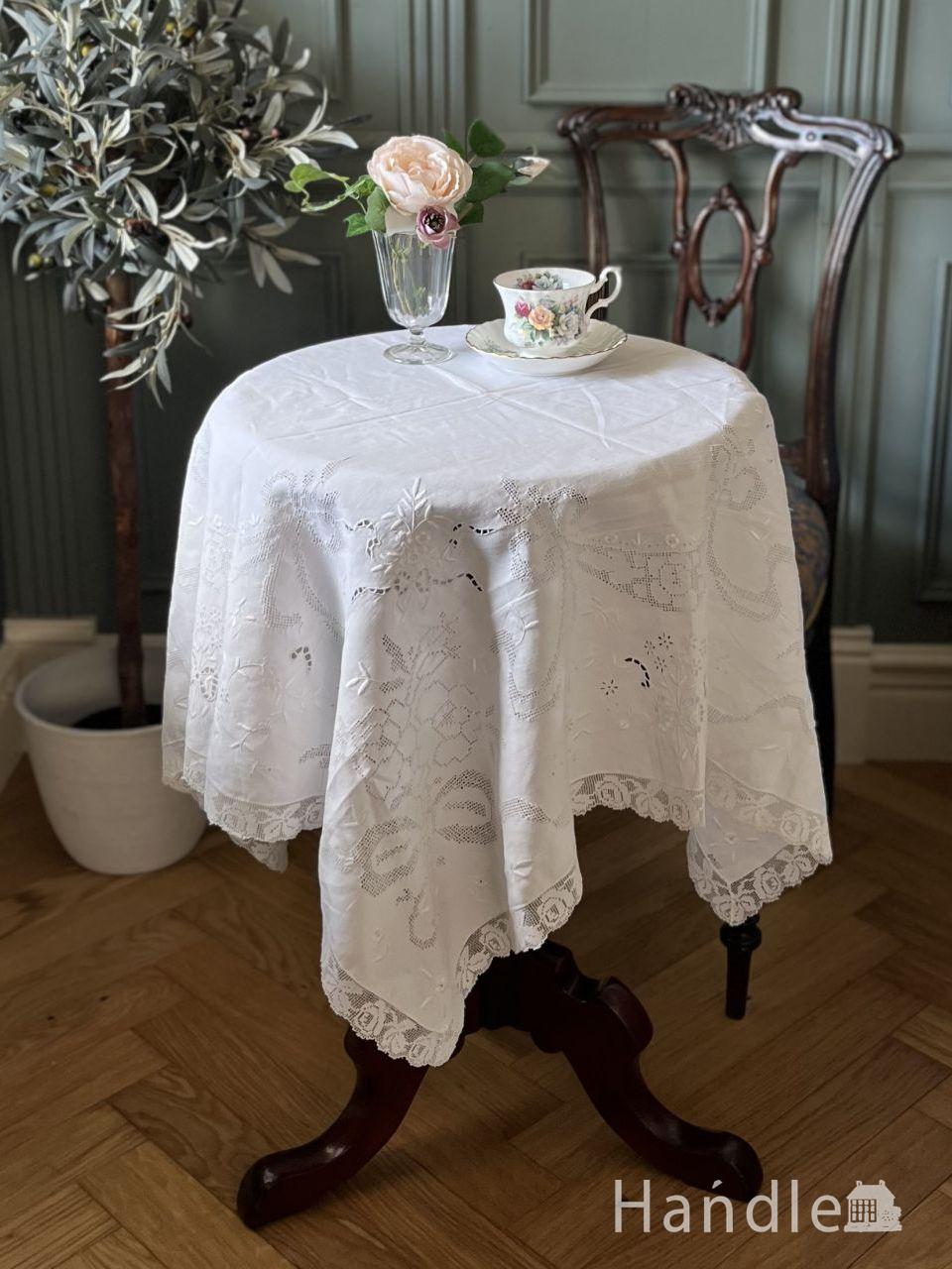 薔薇の花が美しいハンドメイドのドイリー、アンティークのクロッシェ