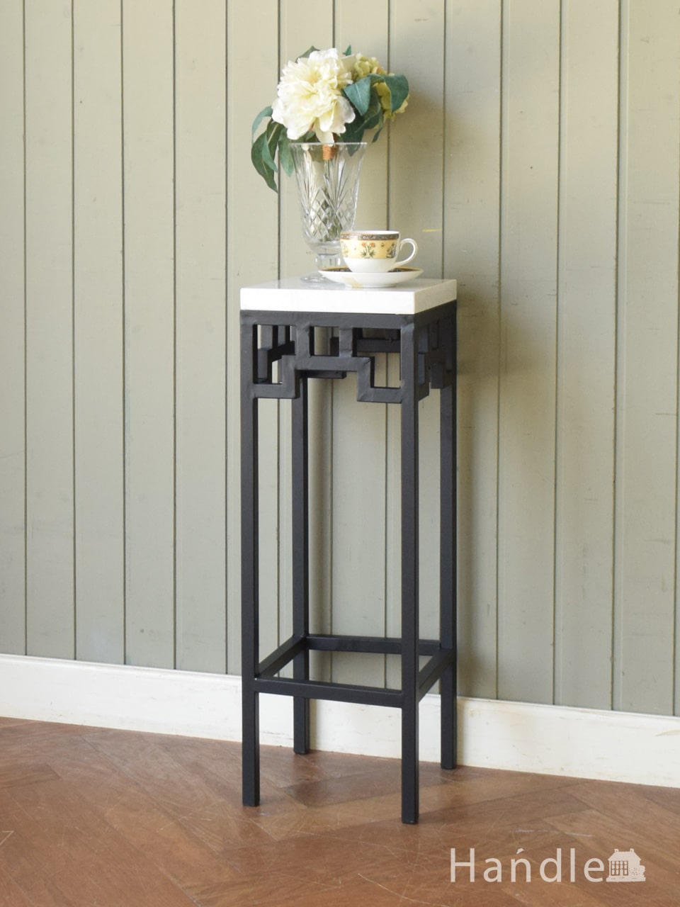 アンティーク風のおしゃれなフラワースタンド、大理石風天板✕アイアン