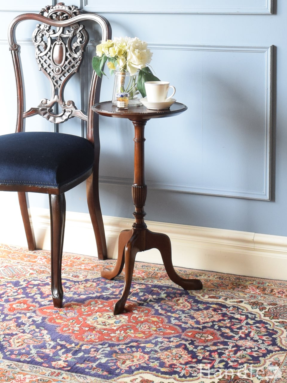 イギリスアンティークのテーブル、英国らしい重厚感のあるネスト