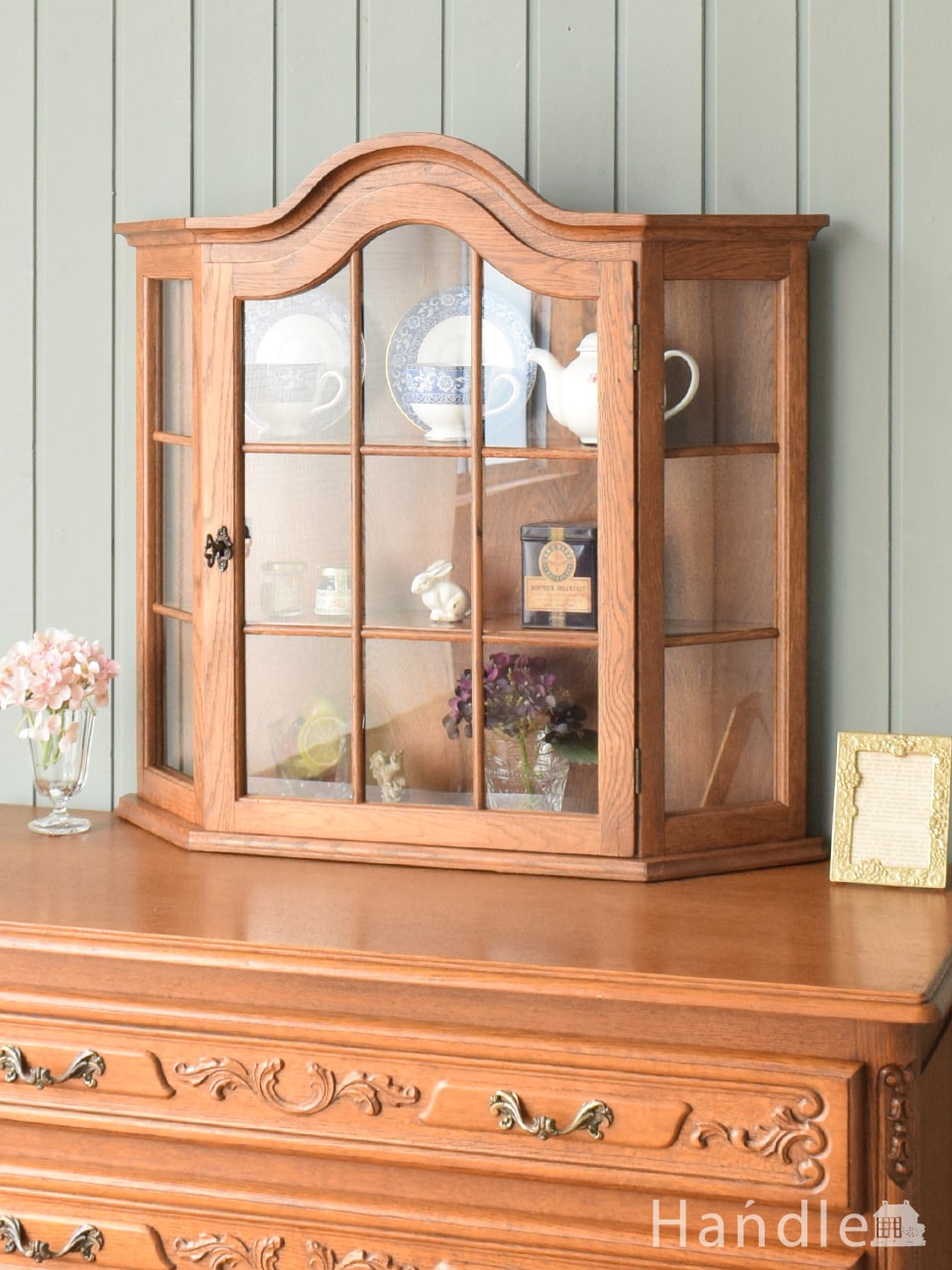 小さなアンティークの家具、フランスから届いたガラス扉のウォール