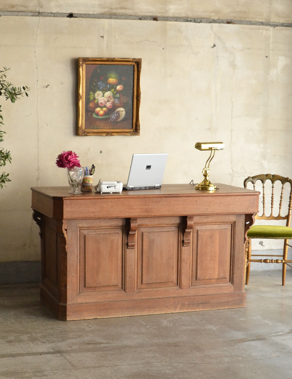 フランスから来たおしゃれなアンティーク家具、木製のショップ