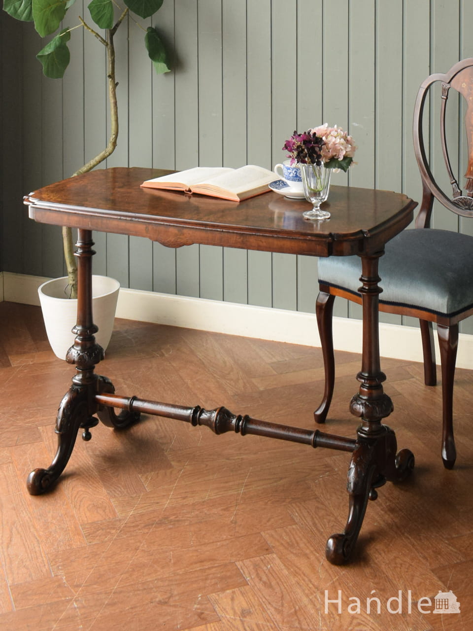 フランスから届いたアンティークのサイドテーブル、アイアンワークが