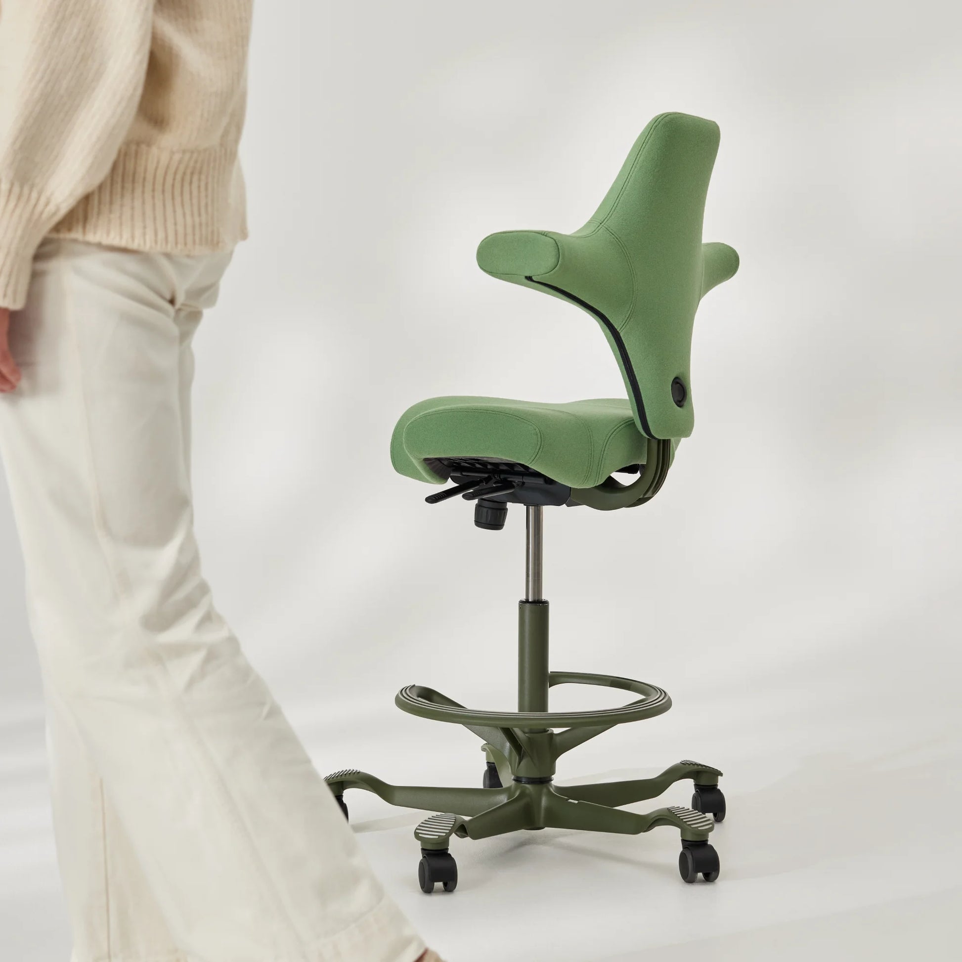 HÅG Capisco 8106 - Special Edition - Divina 3 - 0856 Green / Moss