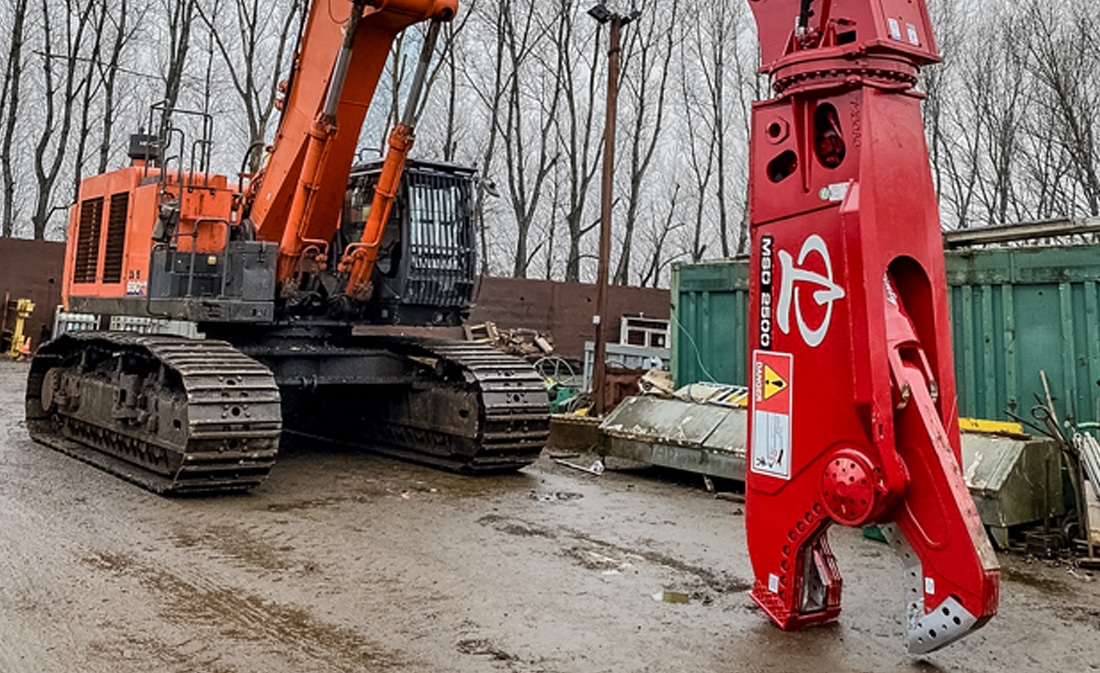 Hitachi ZX690-6 — Hapo International Barges