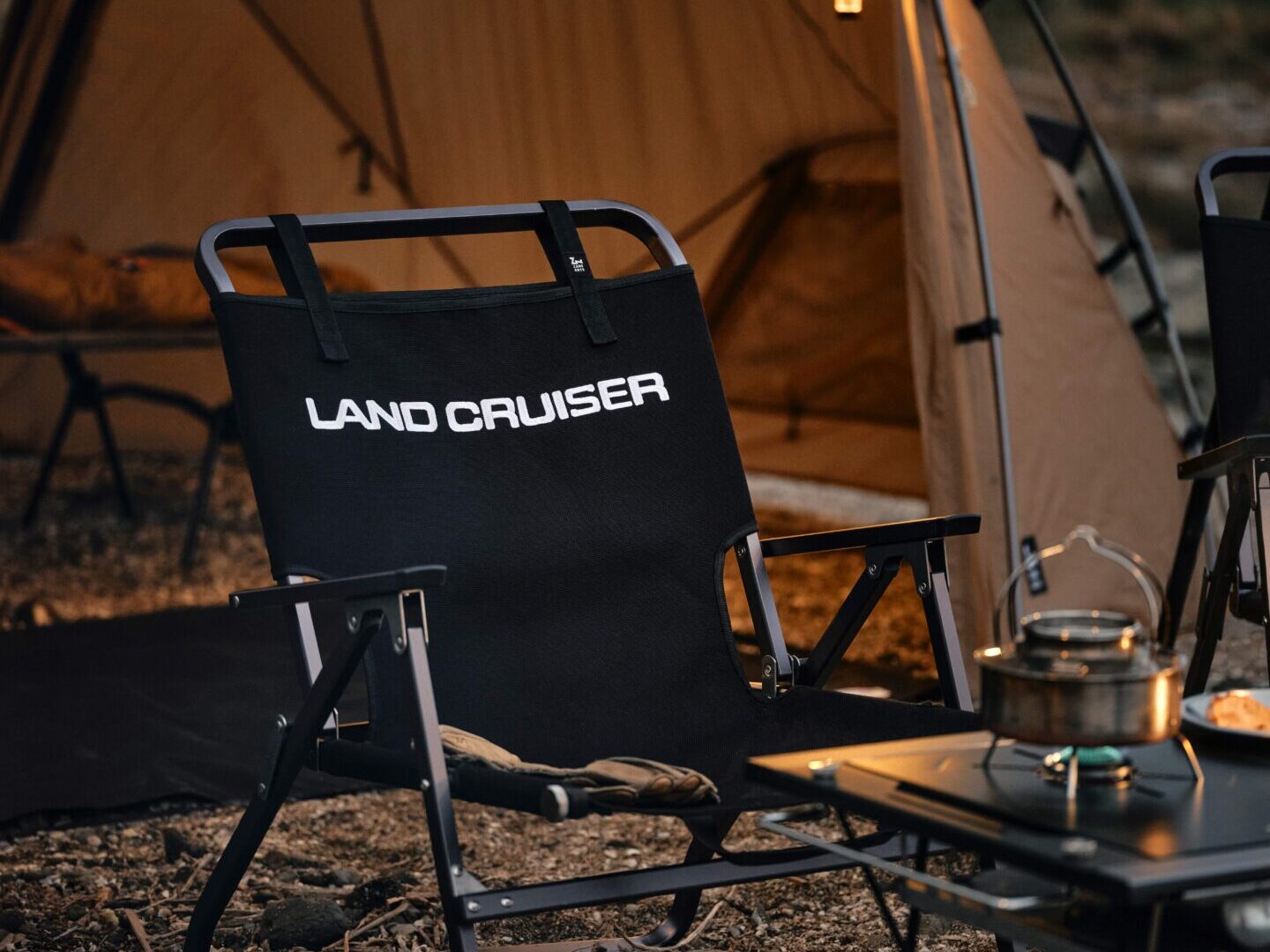 ランドクルーザーの公式アイテムに、ゼインアーツとのコラボチェアが