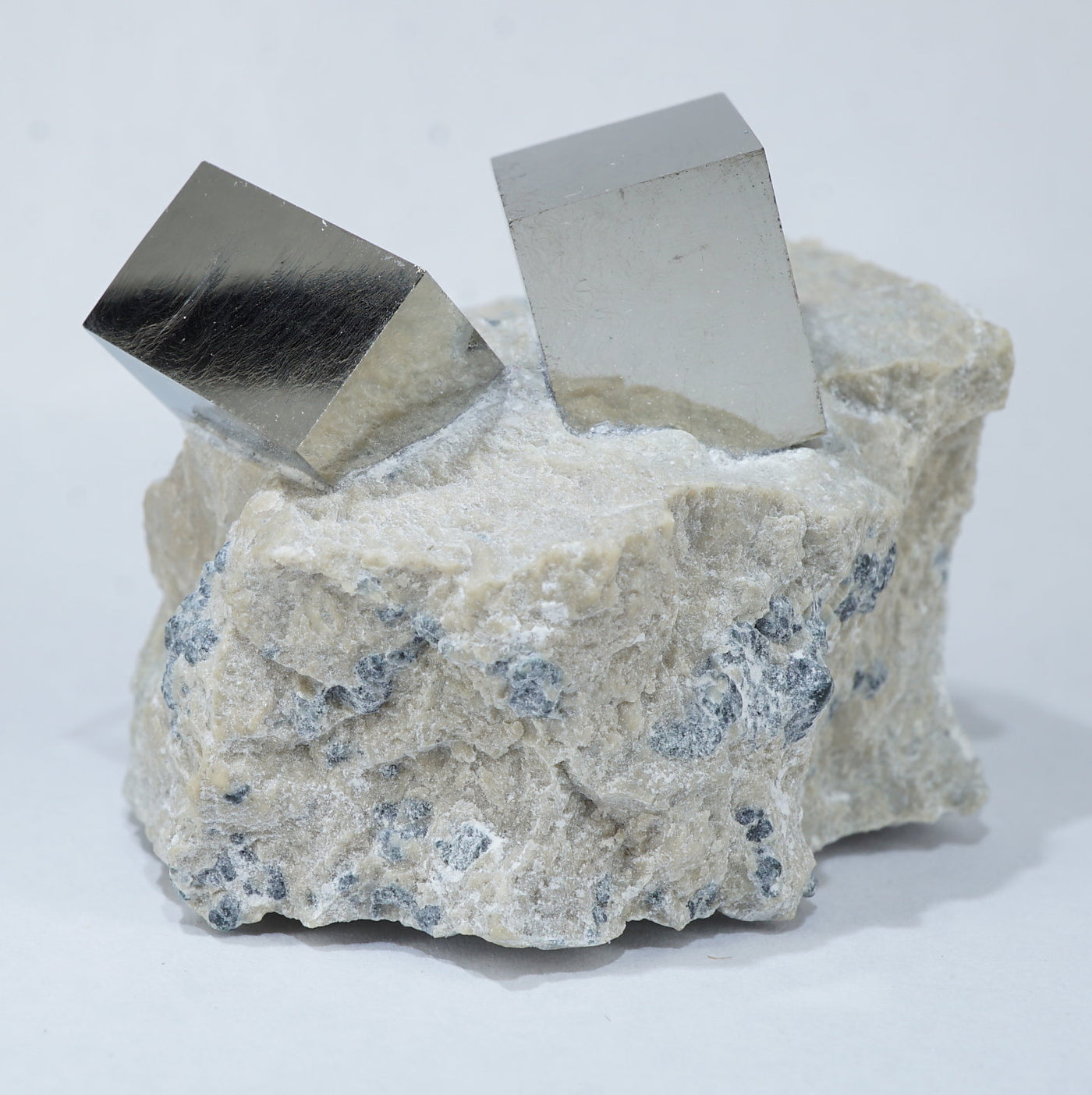 アルタイ隕石キューブ厳選標本339.00g アルタイ隕石キューブ厳選標本