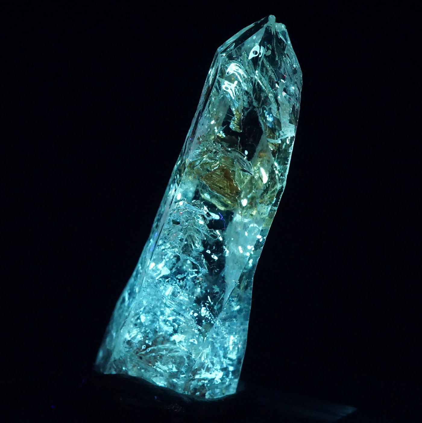 マダガスカル産 蛍光オイル入り水晶 – 天然石ハッピーギフト