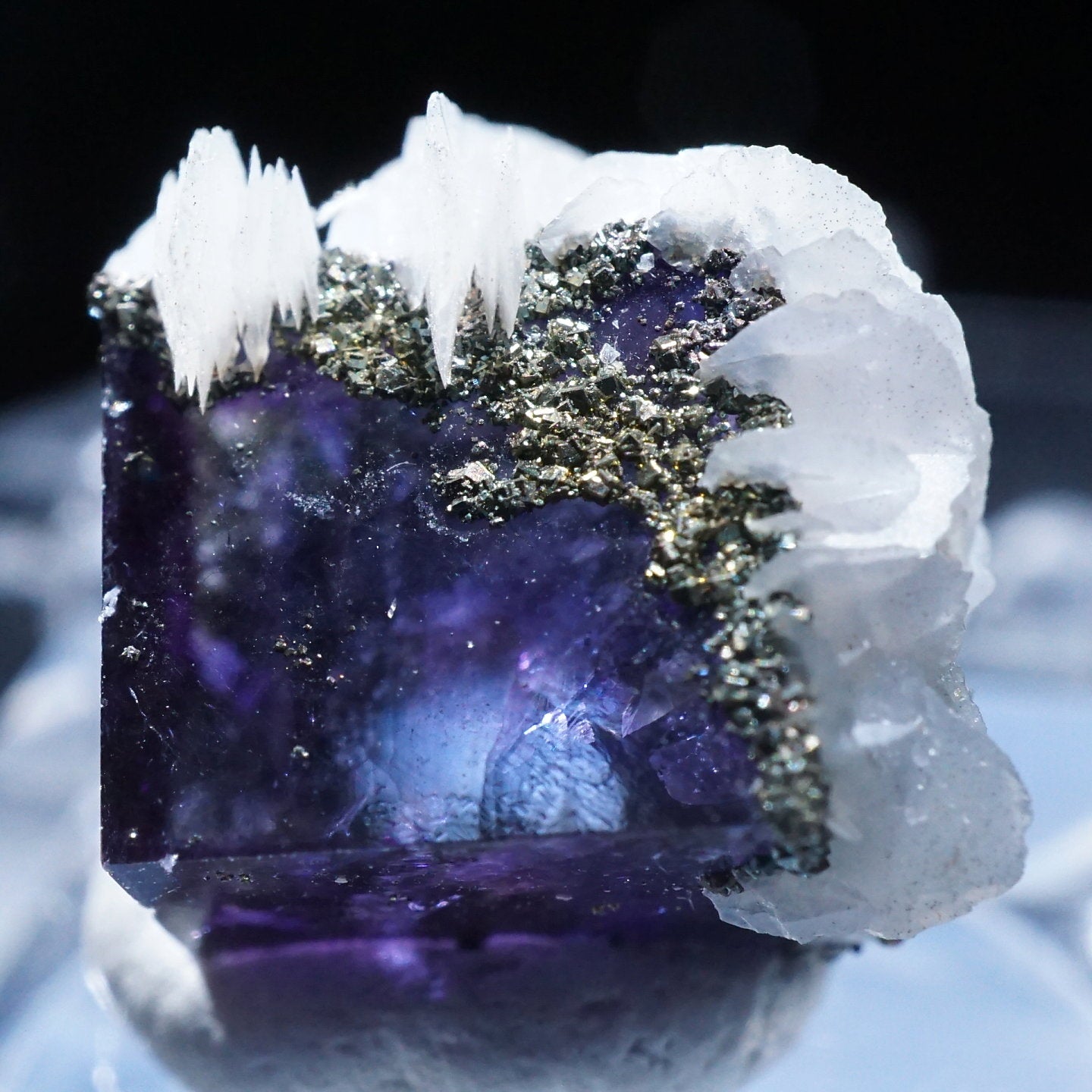 ヤオガンシャン産パイライトが美しい‼︎ 「藤紫色」フローライト