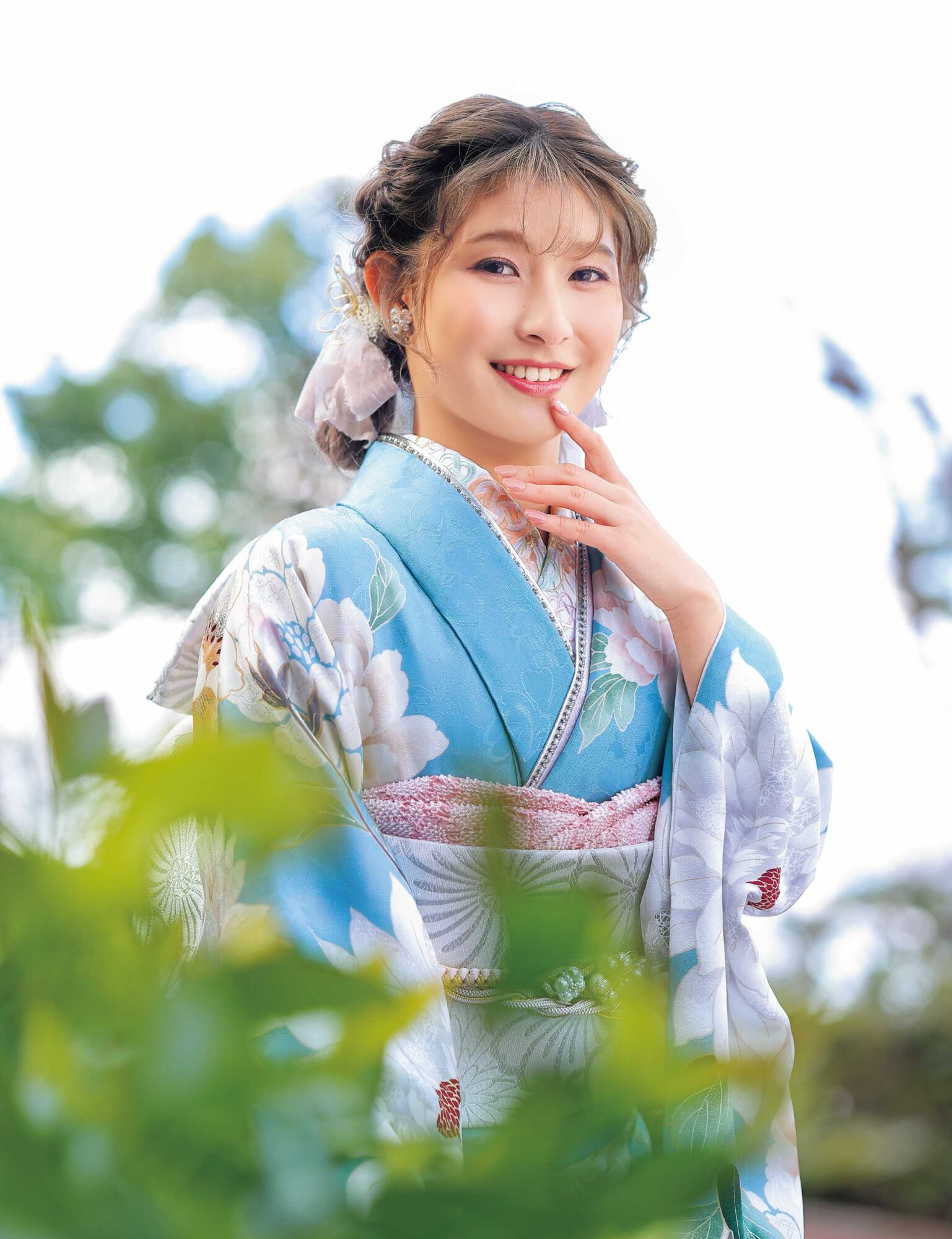 水色に咲く白牡丹の振袖｜銀灰色の帯締が映える爽やかな装い