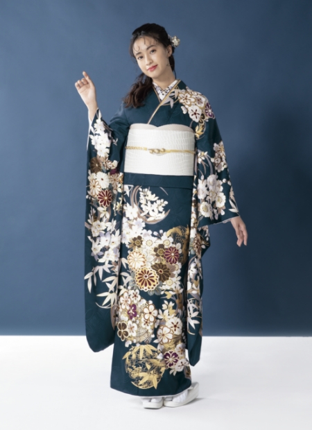 振袖 紺色 花柄 みぃたン 振袖 紺色 花柄 莉子着用の振袖-紺｜成人式の