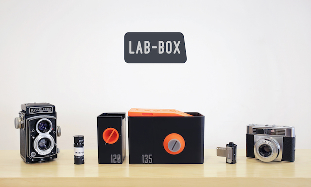 暗室なし」でフィルム現像。フィルムカメラ愛好家による、真昼の外でも