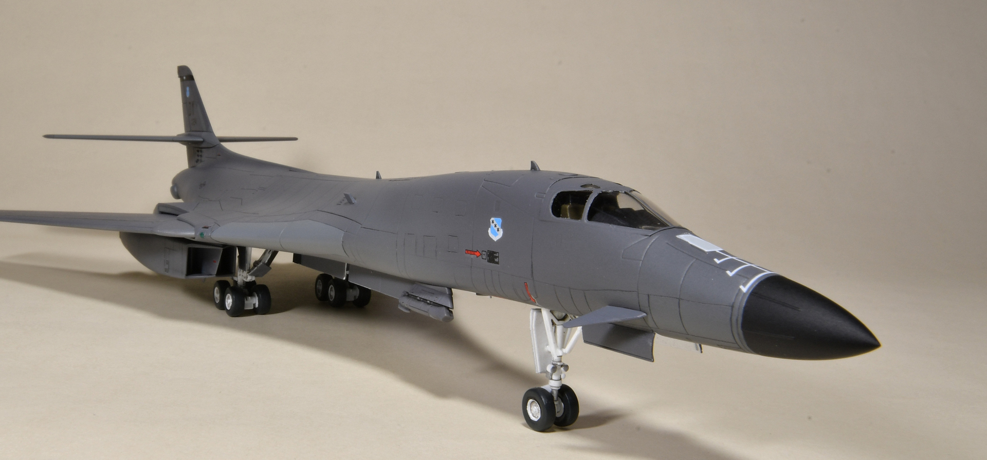 B-1Bランサー 1/72スケールプラモデル完成品 MPC B-1Bランサー 1/72