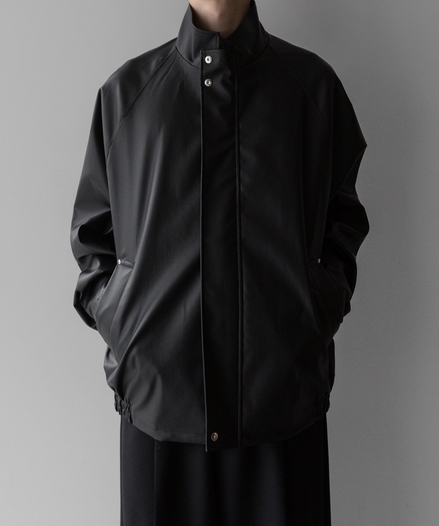 stein / シュタイン】STAND COLLAR ZIP BLOUSON - BLACK(COATING