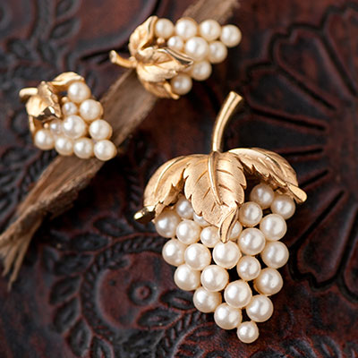 Trifari トリファリ-ゴールドパール葡萄ブローチ＆イヤリング・セット