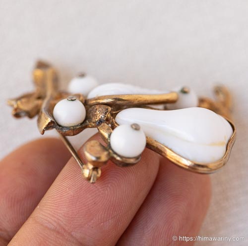 Trifari トリファリ-ミルクガラス洋梨アンティーク・ブローチ