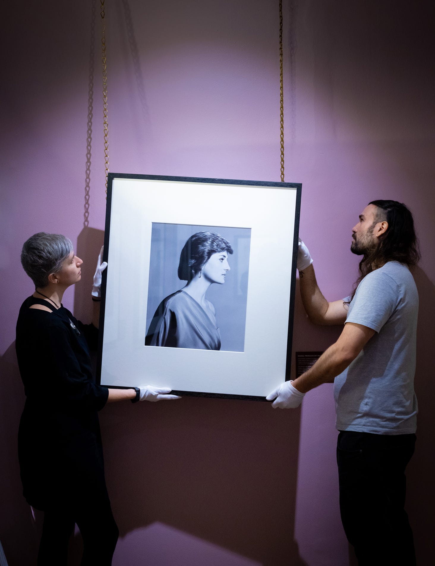 誰も見たことがなかったダイアナ妃のポートレートがケンジントン宮殿で