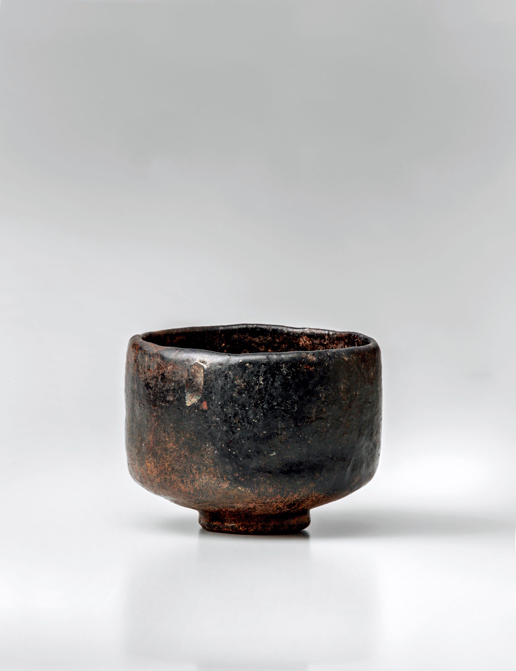 ミニマリズムの極み、赤と黒のエクスタシー。初代長次郎《黒樂茶碗