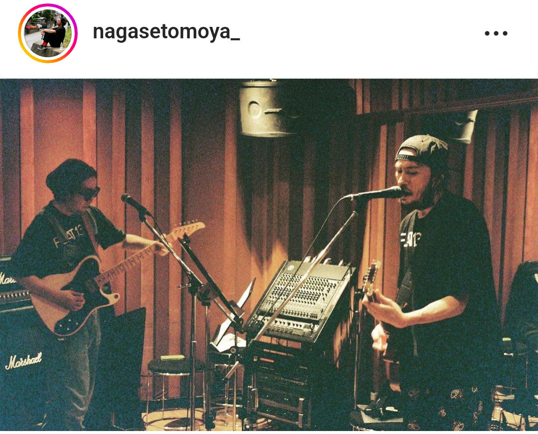 長瀬智也、音楽活動する最新ショット公開！ギター手に熱唱する激シブ姿