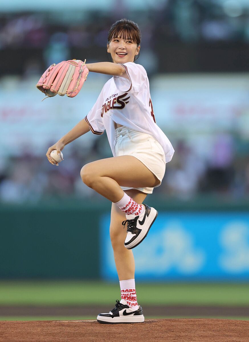 楽天】AAA・宇野実彩子がセレモニアルピッチ ノーバンならずも満面