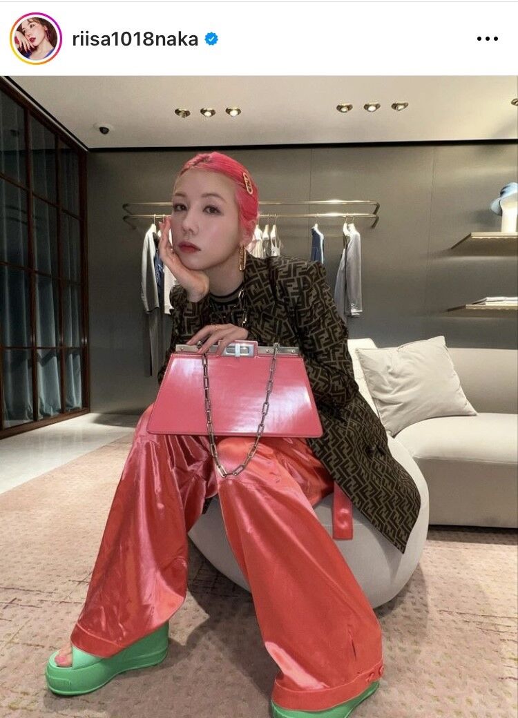 仲里依紗、ピンク髪とリンクのど派手FENDIコーデが素敵