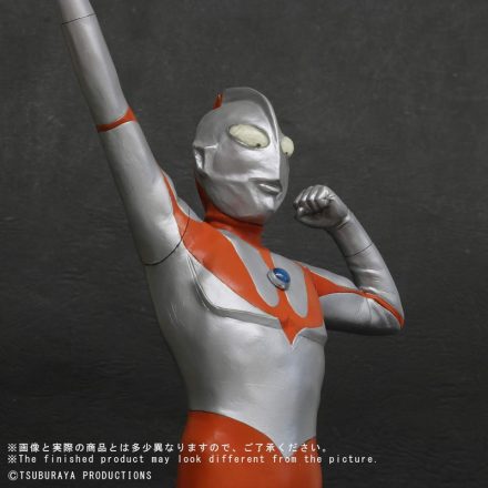 ウルトラマン（Aタイプ）が登場ポーズでエクスプラスの「大怪獣