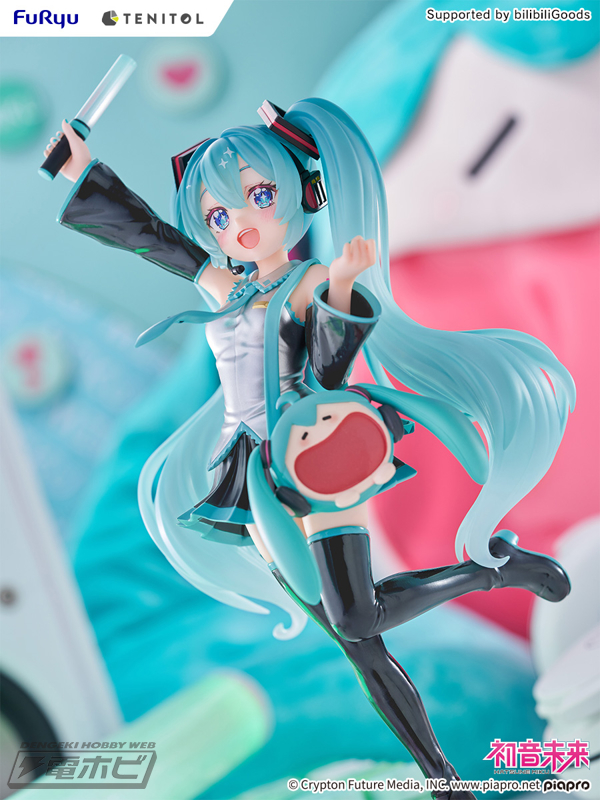 ふわふわの痛バッグを背負った初音ミクがTENITOLブランドから