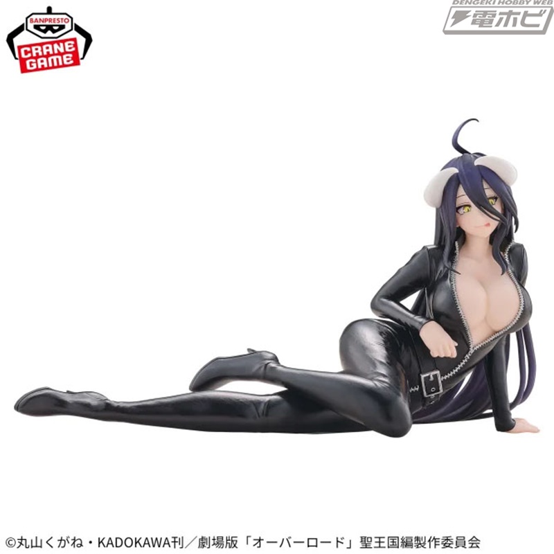 胸元が大きくひらいたレザースーツ姿にドキドキ！『オーバーロード