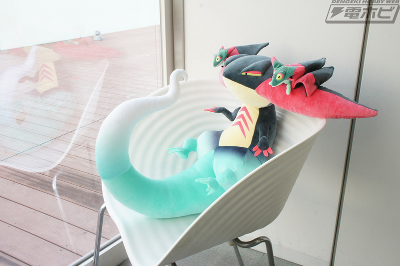 体に巻き付く驚きの全長約100cm！『ポケモン』ドラパルトがドでかい