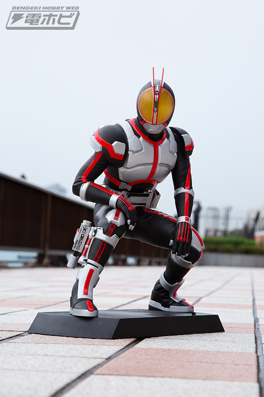 ファイズの特徴でもあるLED発光ギミックも搭載！『仮面ライダー555