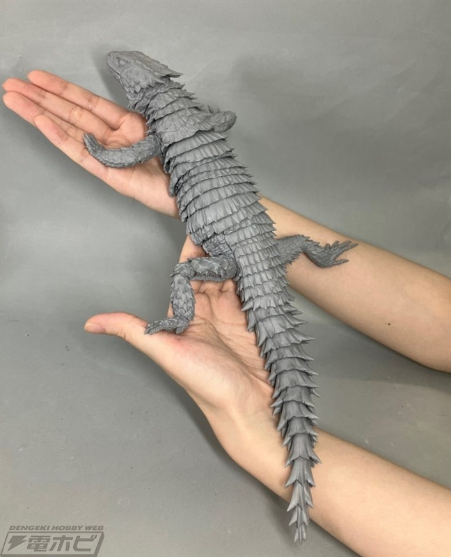 大迫力の1/1スケール！開発中のオオヨロイトカゲの爬虫類フィギュアが