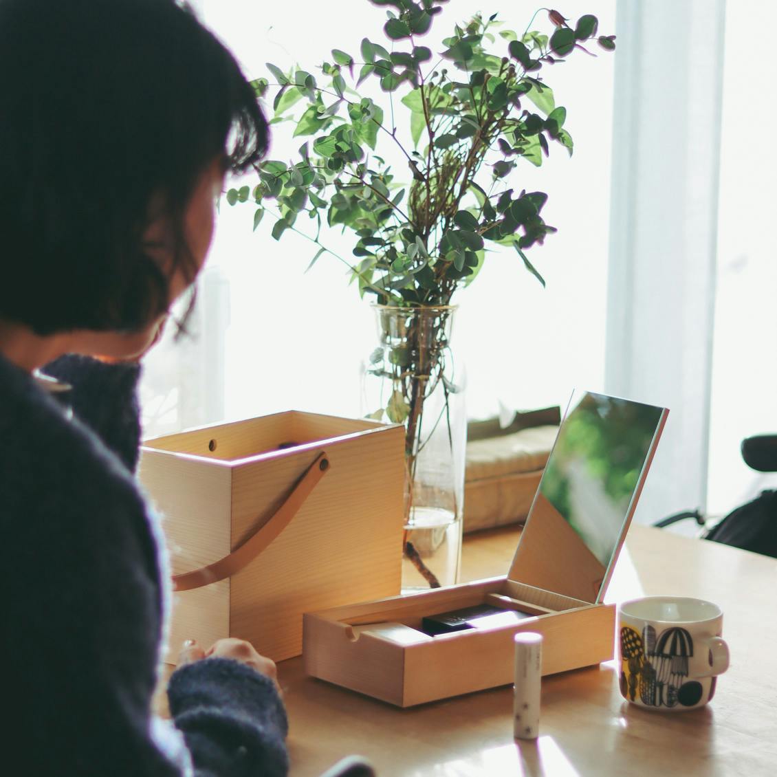 スタッフの愛用品】持ち運び自由。整理上手な「メイクボックス」が