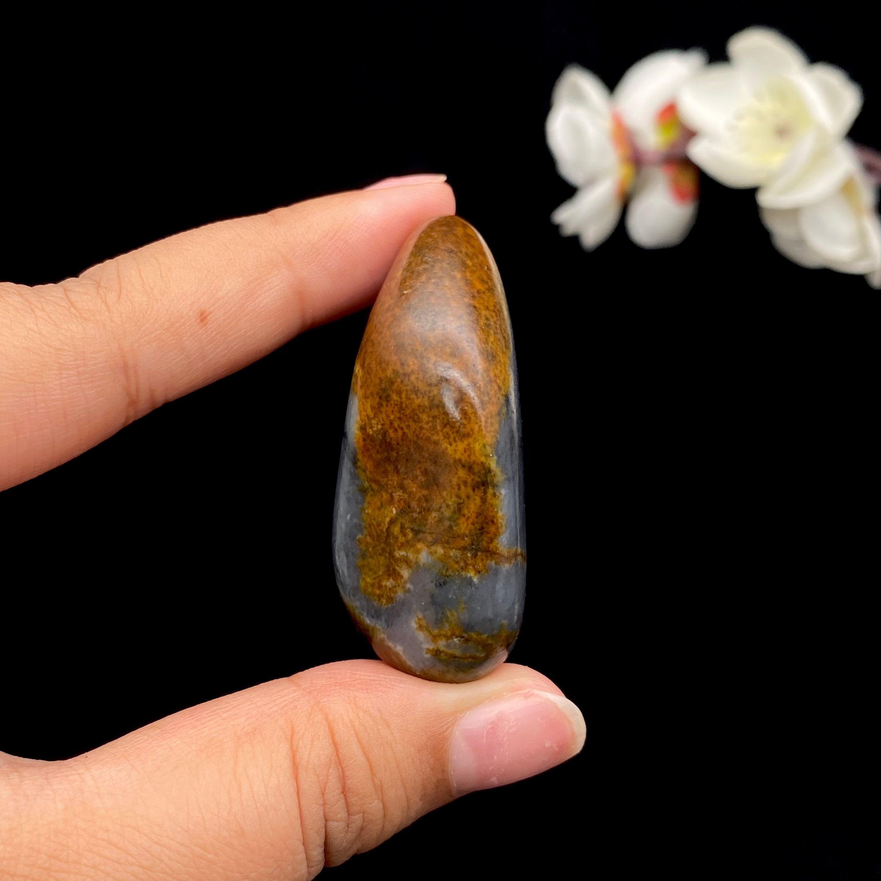 和田玉-聚黄皮青花籽料大挂件– 厚德载玉