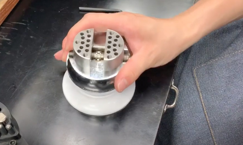 石留めや彫りに！小型で扱いやすい彫刻台【アタッチメント付き