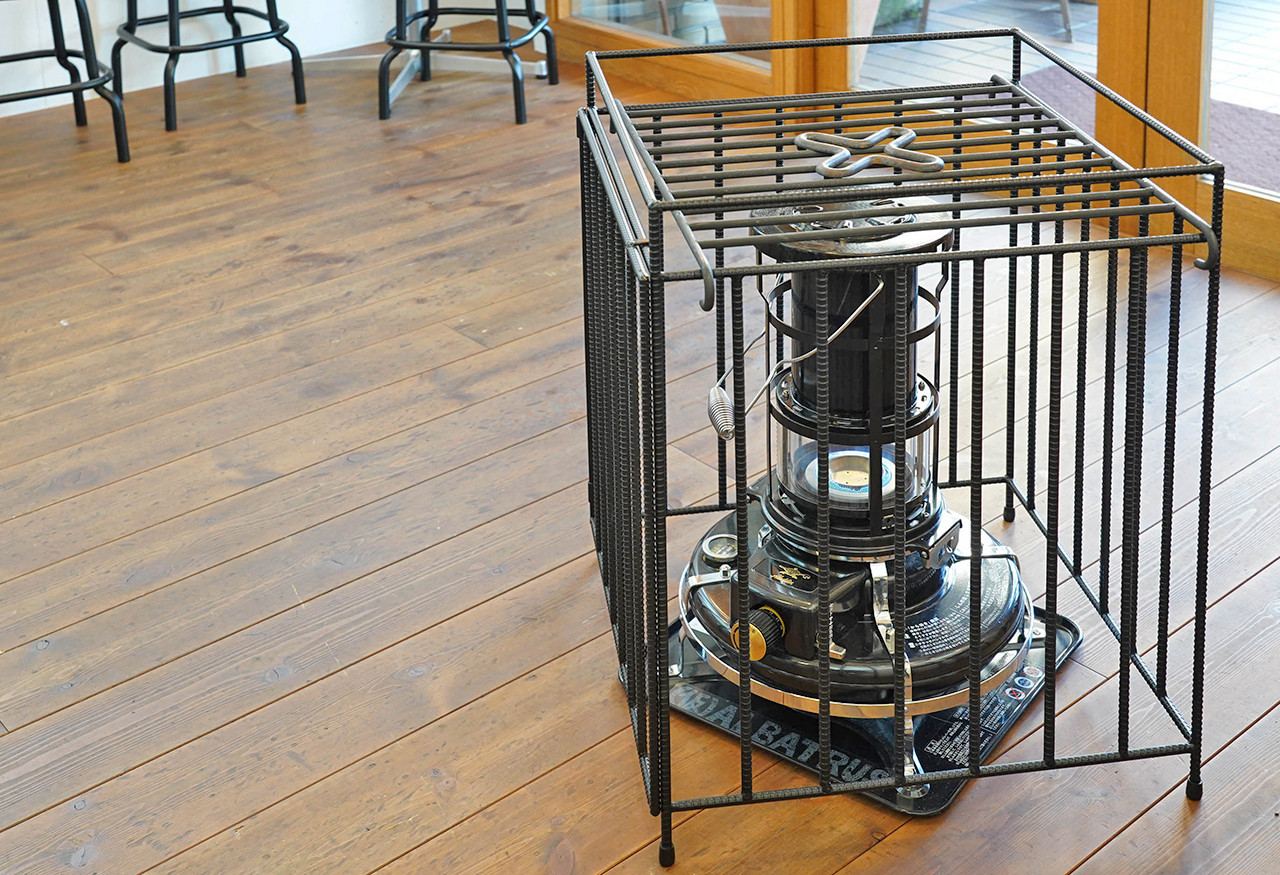 アラジンストーブの出番。里山エンジンのストーブガード大活躍