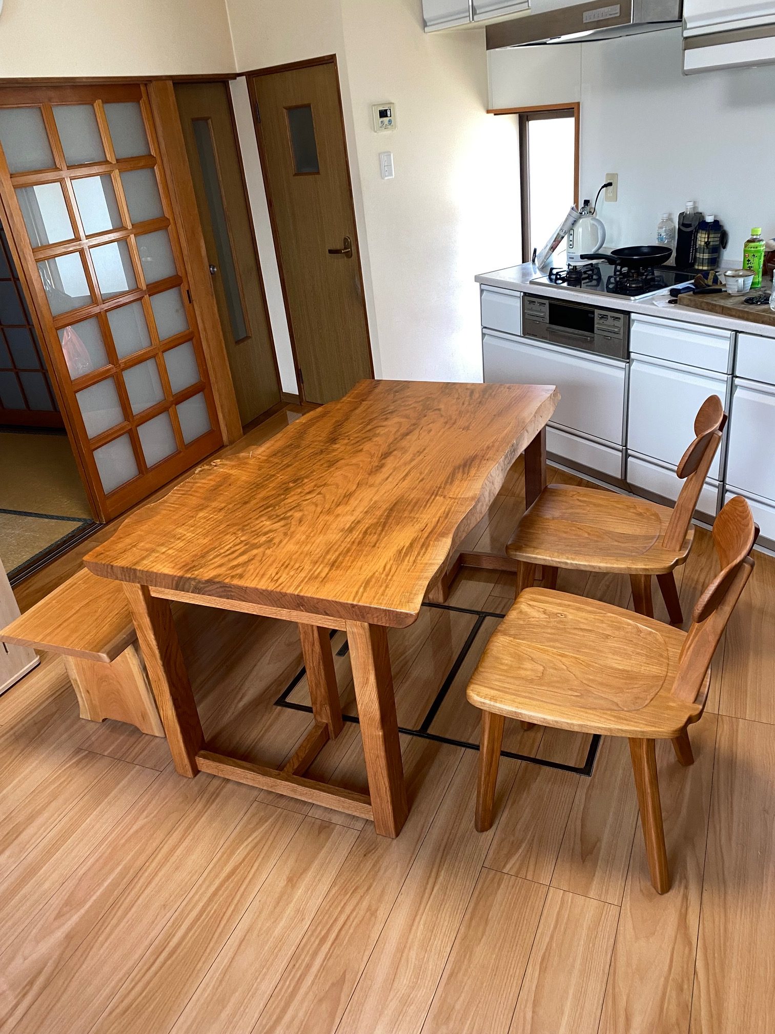 ふと触れたくなる無垢の家具を日常に〜 コントラストが映える桜の一