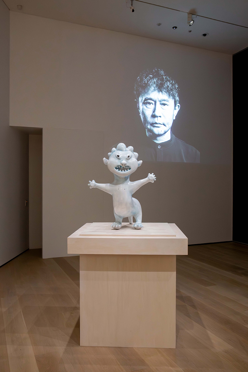 作品と鑑賞者の“対話”を作る——高須光聖が語る浜田雅功展 「空を横切る