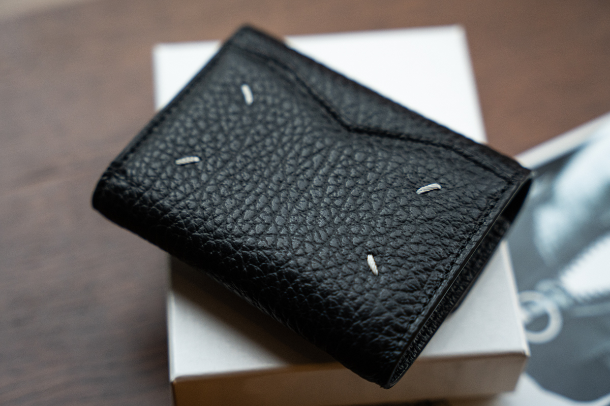 メゾンマルジェラのジップ コンパクト トリフォールド ウォレット