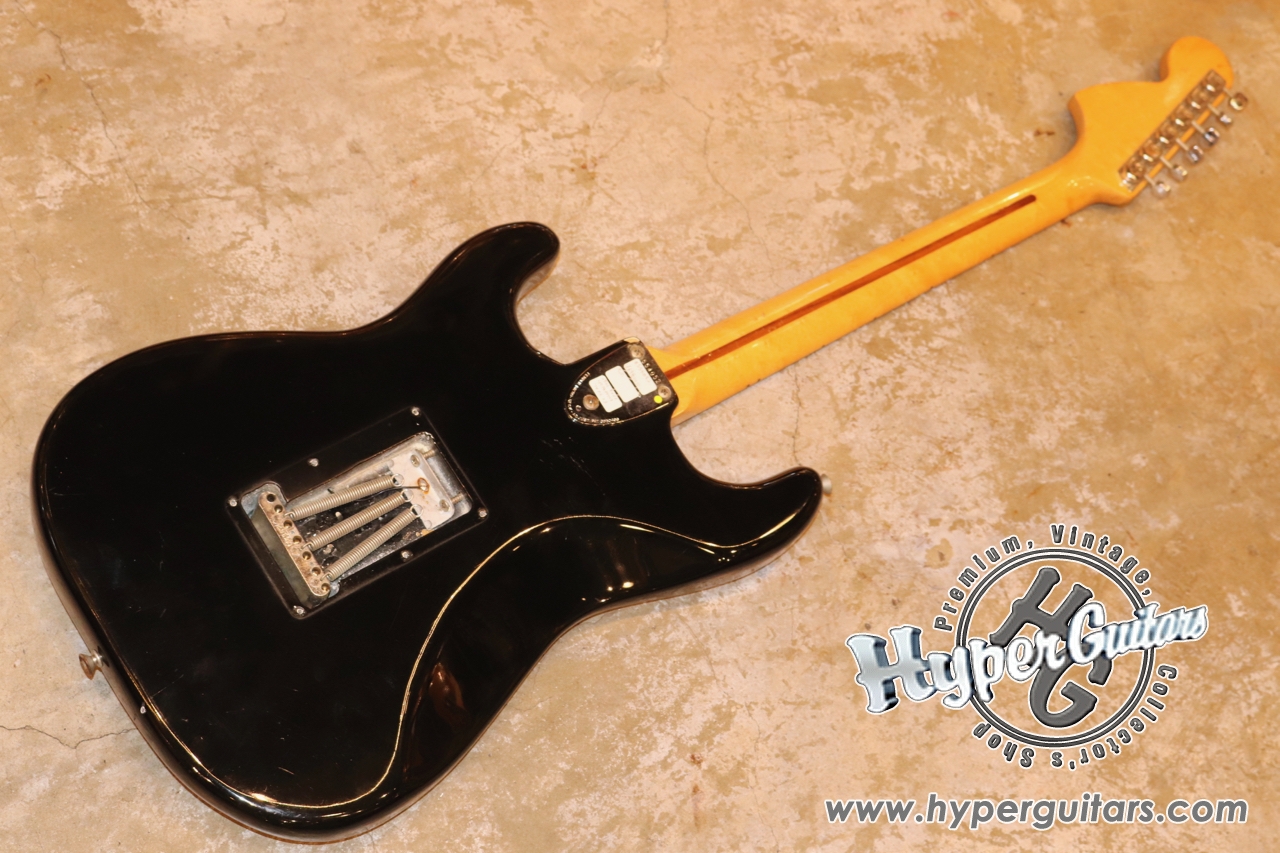 Fender '74 Stratocaster - ブラック / ローズ - ハイパーギターズ