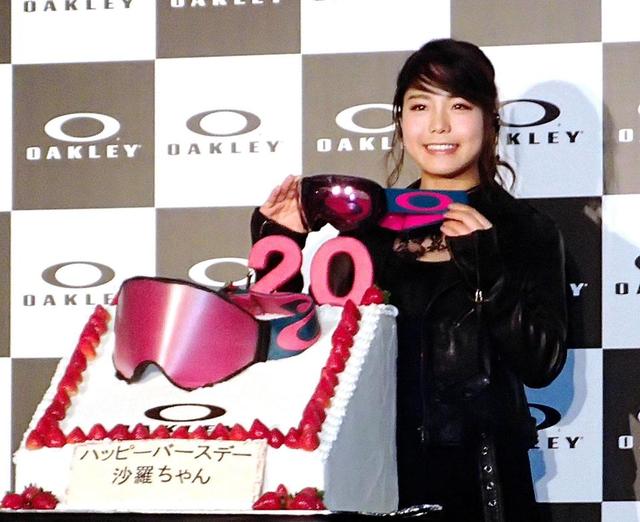 高梨沙羅、小中学生から勇気「好きじゃないと飛べない」記念品手渡し