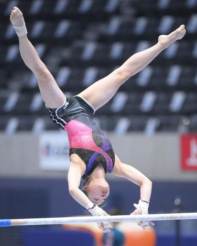 平岩優奈選手八つ切りサイズ 体操・突然のアクシデントでもキュートな